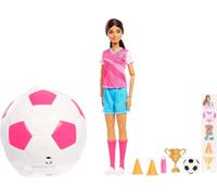 Barbie Team Rotola e Scopri, bambola calciatrice dai capelli castani con accessori, 8 sorprese e confezione a forma di pallina da tennis, JMK20