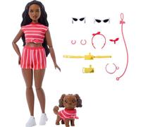 Barbie Twinning Looks Bambola con cane in coordinato a righe rosse e accessori per occhiali da sole e fasce, capelli neri ondulati