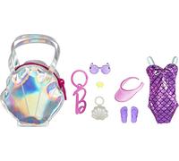 Barbie Vestiti, borsa da spiaggia deluxe clip-on con costume da bagno e cinque accessori a tema per bambole Barbie multicolore, Multicolore, L