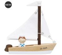Le Toy Van - TV810 - Barca a vela giocattolo per bambini da 2 anni, Barca e 1 marinaio in Legno FSC ecologico, vele in cotone, regalo bambino