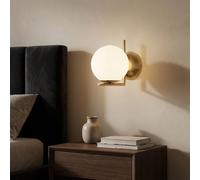 BARCELONA LED - Applique da parete dorata con sfera in vetro opalino Ø15 cm. Design moderno ed elegante. Attacco E27. Lampada da parete per camera da letto, soggiorno, sala da pranzo.