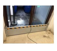 Barrera de aluminio para la prevención de inundaciones en garajes, sótanos, puertas de entrada y accesos vehiculares. Presas temporales removibles. al