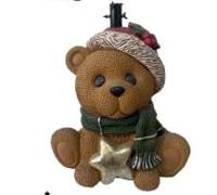 Base decorativa per Albero di Natale a forma di orso con stella 54x51 cm Un dolce orsetto con stella porta la magia del Natale ai piedi del tuo albero. Un dettaglio incantevole che scalda il cuore!
