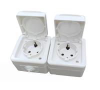 Base doppia esterna IP54 16 A 250 V bianca. Ideale per installazioni esterne, impermeabile e antipolvere, perfetto per garantire connessioni elettriche sicure e durature.