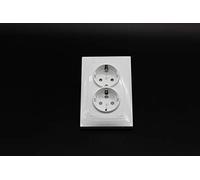 Base doppia schuko da incasso 16A, ideale per impianti elettrici in case e uffici, fornendo un collegamento sicuro ed efficiente.