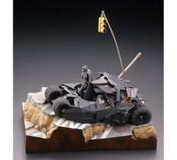 Batman Begins Legacy of Revoltech Batmobile Tumbler in Gotham City 17 cm KAIYODO
