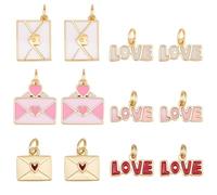 Beebeecraft 1 scatola Da 12 pezzi di Ciondoli Smaltati A Tema Amore In Ottone Placcato Oro 18K 3 stili Rosa Rosso con Scritta Love Envelope Ciondoli per Gioielli Fai Da Te Braccialetti Collane