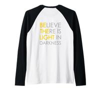 Believe There Is Light in Darkness Gesù Cross Art sul Retro Maglia con Maniche Raglan