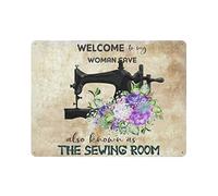 Benvenuti nella grotta della mia donna, conosciuta anche come la stanza del cucito Poster in metallo retrò Poster da parete per la casa Arte da parete Bar Cafe Bagno Cucina Garage Giardino Fattoria Ma