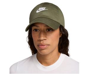 Berretto da tennis Nike Club Unstructured Futura Wash - medium olive/white - Verde (S/M)