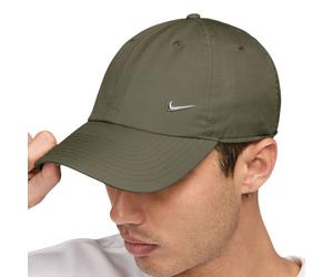 Berretto da tennis Nike Dri-Fit Club Unstructured Metal Swoosh - medium olive/white - Verde (S/M)