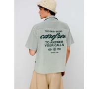Bershka - Camicia squadrata a maniche corte verde a righe con stampa XS