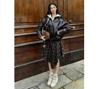 Bershka - Giacca in pelle sintetica marrone con cintura XS
