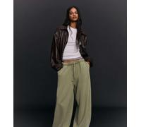 Bershka Petite - Barrel - Pantaloni felpati bombati kaki con fermacorda-Verde L