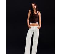 Bershka Petite - Jeans ampi a vita bassa écru con borchie-Bianco 36