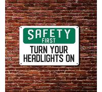 BESTORLOVE Safety First Turn Your Headlights on Cartello di avvertimento in alluminio divertente sarcastico cartello 20,3 x 30,5 cm antivento poster placca decorazione per casa, bar, pub, garage