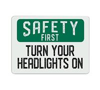 BESTORLOVE Safety First Turn Your Headlights on Targa in metallo da parete con avviso di attenzione divertente sarcastica 30,5 x 40,6 cm, facile da montare, targa in latta per uomo, grotta, bar