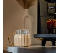 Bicchiere da latte scanalato con manico dorato CHiATO, 400 ml - Trasparente