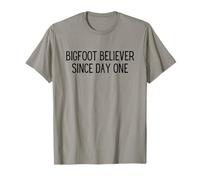 Bigfoot Believer sin dal primo giorno Retro Sasquatch Cryptid Maglietta