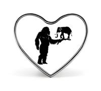 Bigfoot che tiene in braccio un elefante stampato a forma di cuore, spilla divertente, spilla da bavero, bottone decorativo per uomo e donna