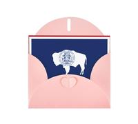 Biglietto di auguri orizzontale con bandiera dello stato del Wyoming con busta a forma di cuore rosa e scrivere vari auguri di festa