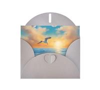 Biglietto di auguri orizzontale con gabbiani vicino al mare, con busta grigia a forma di cuore e scrivere vari saluti per le vacanze