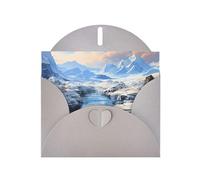 Biglietto di auguri orizzontale con paesaggio montano innevato con busta grigia a forma di cuore e scrivere vari saluti di festa