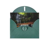 Biglietto di auguri orizzontale con vista a cascata, con busta verde scuro a forma di cuore e scritta vari auguri per le vacanze