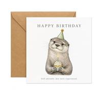 Biglietto di compleanno divertente con busta, graziosa lontra che tiene un cupcake e ancora adorabile messaggio con scritta "Just More Experienced", auguri con animali spensierati per amici, mamma