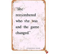 BIGYAK Targa decorativa in latta con scritta in lingua inglese "She Remembered Who She was and The Game Changed", 20 x 30 cm, per casa, cucina, bagno, fattoria, giardino, garage, citazioni