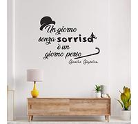 Bizarre Creations | Adesivi murali da parete 70 x 50 cm, frasi adesive italiane, adesivo da parete per camera cucina soggiorno, Charlie Chaplin: un giorno senza un sorriso è un giorno perso