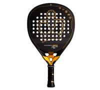 Black Crown Precisione e potenza in un design elegante La racchetta da padel Black Crown Patron Gold combina materiali di alta qualità, design moderno e prestazioni equilibrate: l'ideale per i giocato