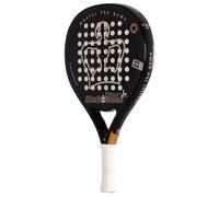 Black Crown La Piton Jr è una racchetta di forma rotonda di 34 mm che è stata progettata per i bambini fino a 10 anni che sono nel periodo di iniziazione a questo sport. Questa racchetta ha un buon equilibrio tra controllo e potenza, facilitando l'evoluzione nel gioco dei giocatori junior. Inoltre, è una racchetta con una grande durata e resistenza agli urti grazie alla sua composizione in gomma Mid Soft Eva, il telaio 2TB e le superfici in fibra di vetro. Profilo del giocatore: Racchetta disegnata per giocatori junior fino a 10 anni che stanno muovendo i primi passi nel padel. CARATTERISTICHE: Forma: Rotonda Peso: 360-370 grammi Gomma: Eva mediamente morbida Telaio: Fibra di vetro Superficie: Fibra di vetro