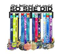 Bliocefo Espositore per medaglie, 35,1 cm, con Scritta in Lingua Inglese She Believed She Could, Telaio in Acciaio per Oltre 60 medaglie, con Barre Facili da Appendere, Colore Nero, 3 Linee