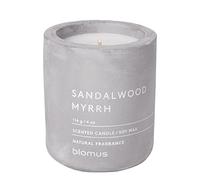 blomus - Candela profumata S in cera di soia, microchip di alta qualità, caratteristico effetto calcestruzzo, fragranza SANDALWOOD MYRRH, durata 24 ore (A x L x P): 8 x 6,5 x 6,5 cm, microchip, 65652)