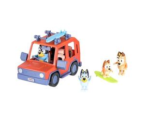 Bluey Heeler Family Veicolo 4WD e 4 figure Pack, 2,5-3 pollici, 2 accessori per tavole da surf e adesivi Amazon Exclusive