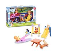 Bluey - Parco, Playset di Giochi con 5 Figure Personaggi Serie e Accessori Parco, Altalena, scivolo, dondolo e Tavolo Picnic, ragazzi e ragazze +3 anni, Famosa (BLY51000)