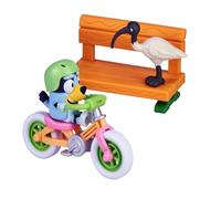 Bluey Set da gioco per biciclette; Action figure ufficiale collezione da 6,3-7,6 cm, tra cui moto, casco, panca e accessori per pollo