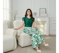 Blusa con scollo a V e maniche a volant, dinamica e dall'effetto ringiovanente, con linea delle spalle lusinghiera. Il pantalone a gamba ampia è nello stesso sistema cromatico con una stampa floreale,