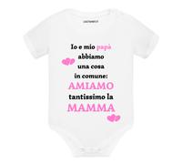 Body neonato manica corta Io e mio papà abbiamo una cosa in comune amiamo mamma