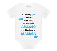 Body neonato manica corta Io e mio papà abbiamo una cosa in comune amiamo mamma