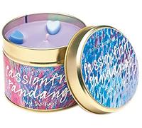 Bomb Cosmetics Candela profumata al frutto della passione, in latta, fragranza al frutto della passione e scorza di agrumi; contiene oli essenziali puri di bergamotto e limone; 30-35 ore di