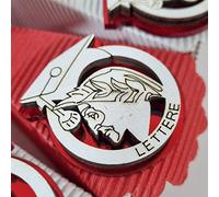 Bomboniere laurea lettere a torta magneti dante in legno con tocco e base in plexiglass confetti e bigliettini inclusi (20 fette)