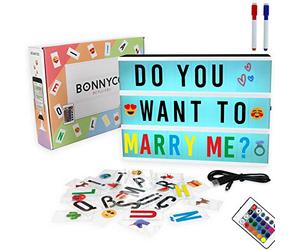 BONNYCO Light Box Cambio 16 Colore con 400 Lettere e Emoji, 2 Pennarelli | Telecomando e USB Inclusi. Lavagna Luminosa con Lettere Luminose per Decorazioni Casa, Idee Regalo per Compleanno, Natale