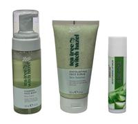 Boots Tea Tree & Witch Hazel Scrub viso esfoliante aspetto liscio 150 ml e cura giorno schiuma viso lavaggio 150 ml con balsamo per le labbra all'aloe vera in omaggio
