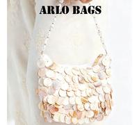 Borsa a mano in conchiglia raffinata con lucentezza naturale iridescente e tracolla a catena di perle, la sua morbida luminosità si abbina perfettamente ad abiti in pizzo o outfit in lino, portando un