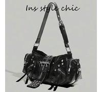 Borsa a spalla in pelle nera con borchie Y2K decorata con borchie argentate, cerniere multiple e tracolla pendente. La silhouette rilassata ma strutturata emana un fascino ribelle Y2K, rendendola la s