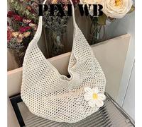 Borsa a spalla in rete beige lavorata all'uncinetto, decorata con un ciondolo a forma di fiore, perfetta per le vacanze estive al mare di una donna. AnimaleTessuto