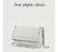 Borsa a spalla minimalista bianca con catena e rivetti, hardware audace e silhouette elegante, che emana un fascino ribelle e cool, perfetta per valorizzare look casual o da uscita. Colore unicoPoliur