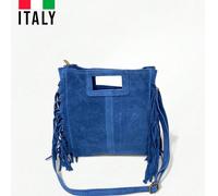 Borsa a tracolla in camoscio italiano con frange. Realizzata a mano in Italia. Ideale per l'uso come borsa a spalla o a mano. Tracolla regolabile. Casual e chic. Colorato,Colore unicoVera pelle